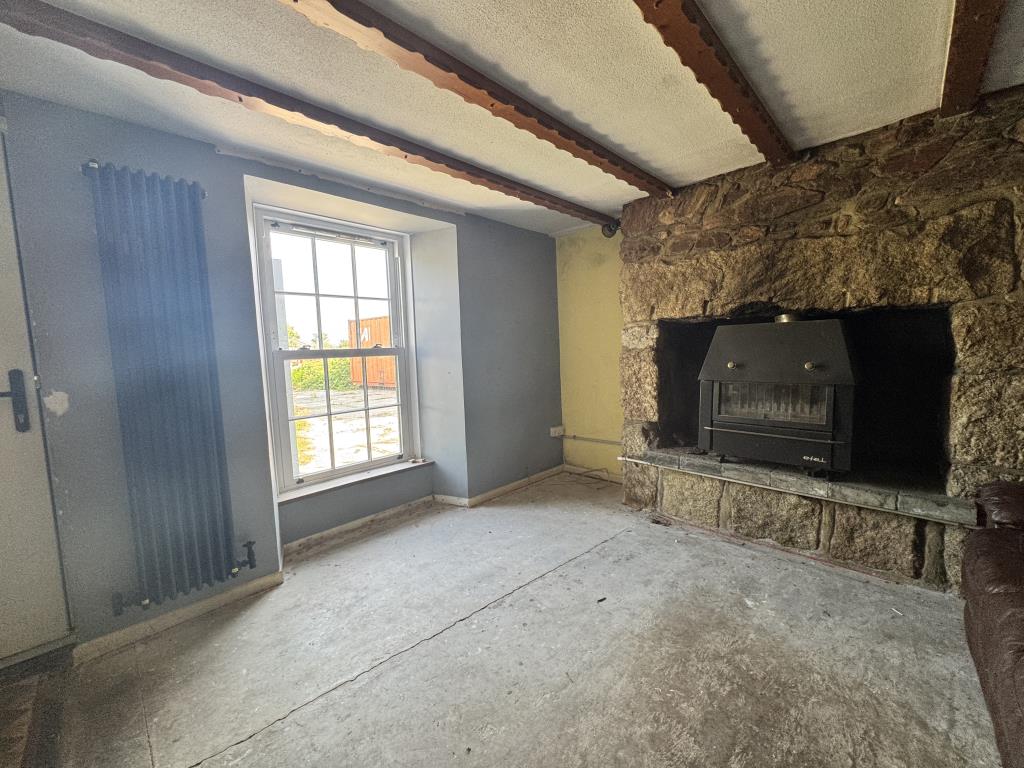 Lot: 157 - THREE-BEDROOM DETACHED COTTAGE - Sitting room to the front of the property